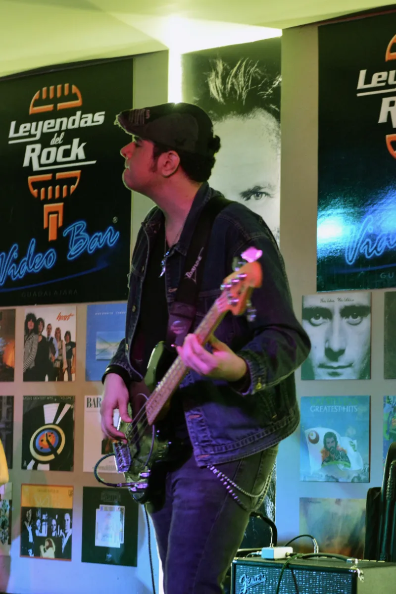 César Rico tocando el bajo en vivo en un bar de Guadalajara